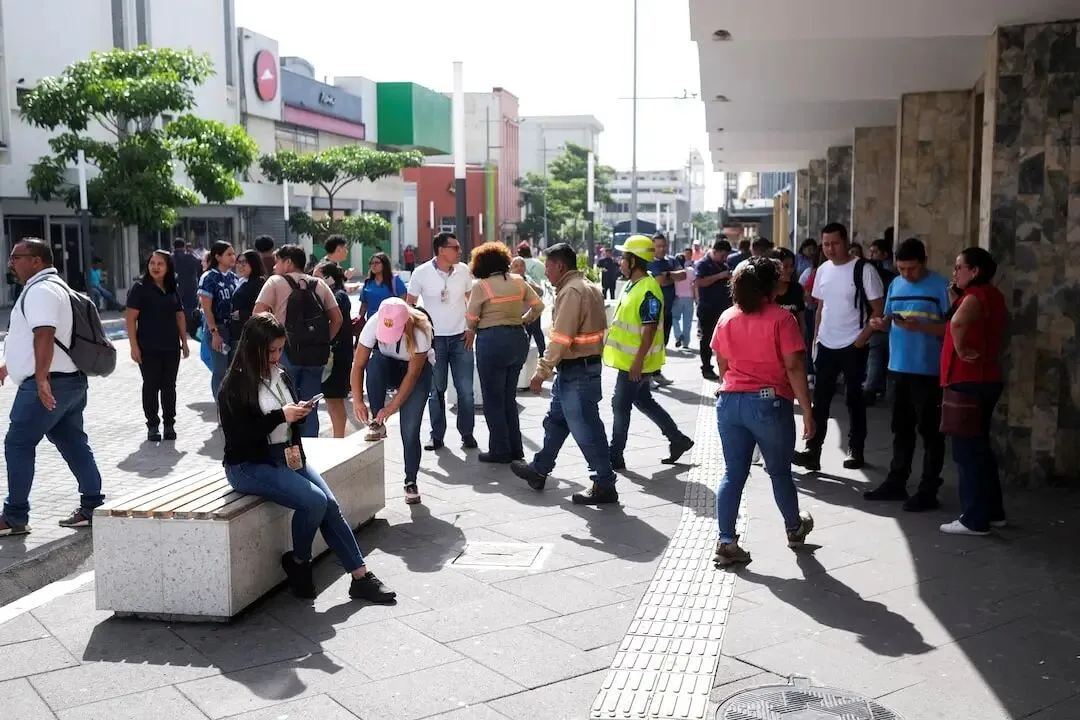 恐怖! 突发7.3级强震 北美海啸警报拉响 居民疯狂逃命 多国大楼摇晃!