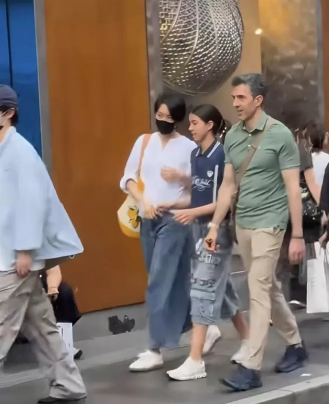 梁咏琪一家三口走在上海安福路街头，混血女儿很美