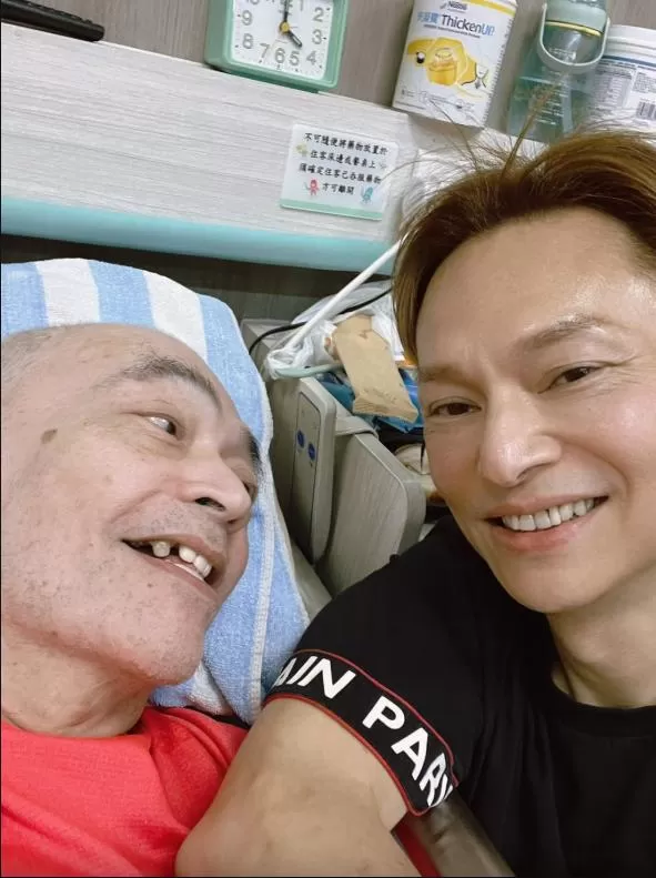 香港知名歌手遭养老院虐待，一年半没给洗澡，褥疮恶化，身心受创