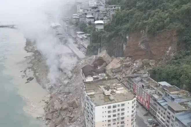 看热闹的也被埋进去了 重庆惊悚崩塌影片曝光