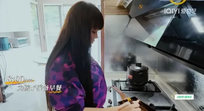 笑不活了！冉莹颖买了上千双高跟鞋霸屏热搜