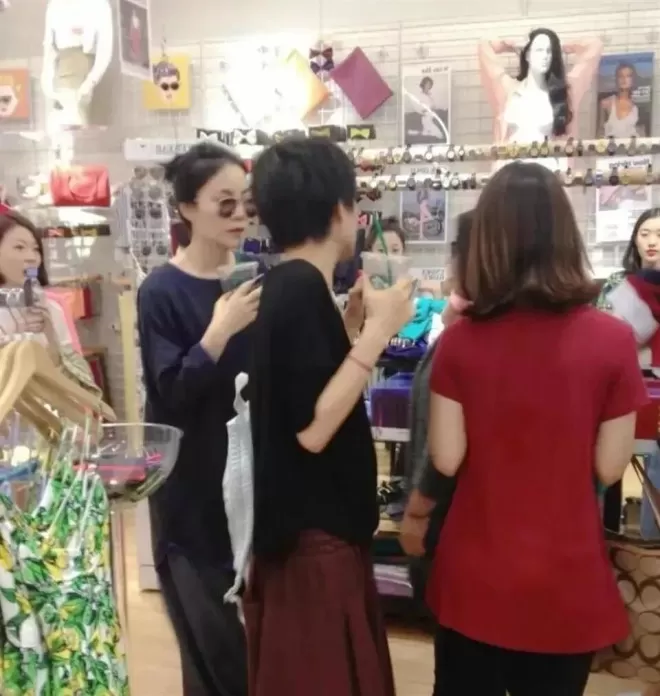 56岁王菲三里屯买衣服被偶遇，素颜冷白皮秒杀网红