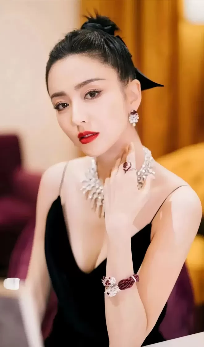 42岁佟丽娅出席某活动，晒最新性感美照，网友：自信后太亮眼