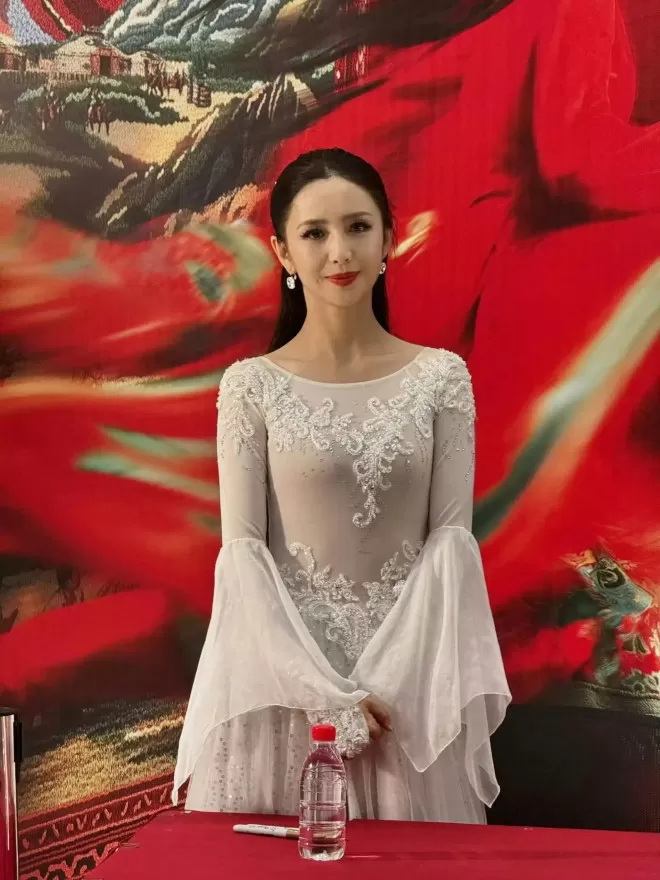 42岁佟丽娅出席某活动，晒最新性感美照，网友：自信后太亮眼