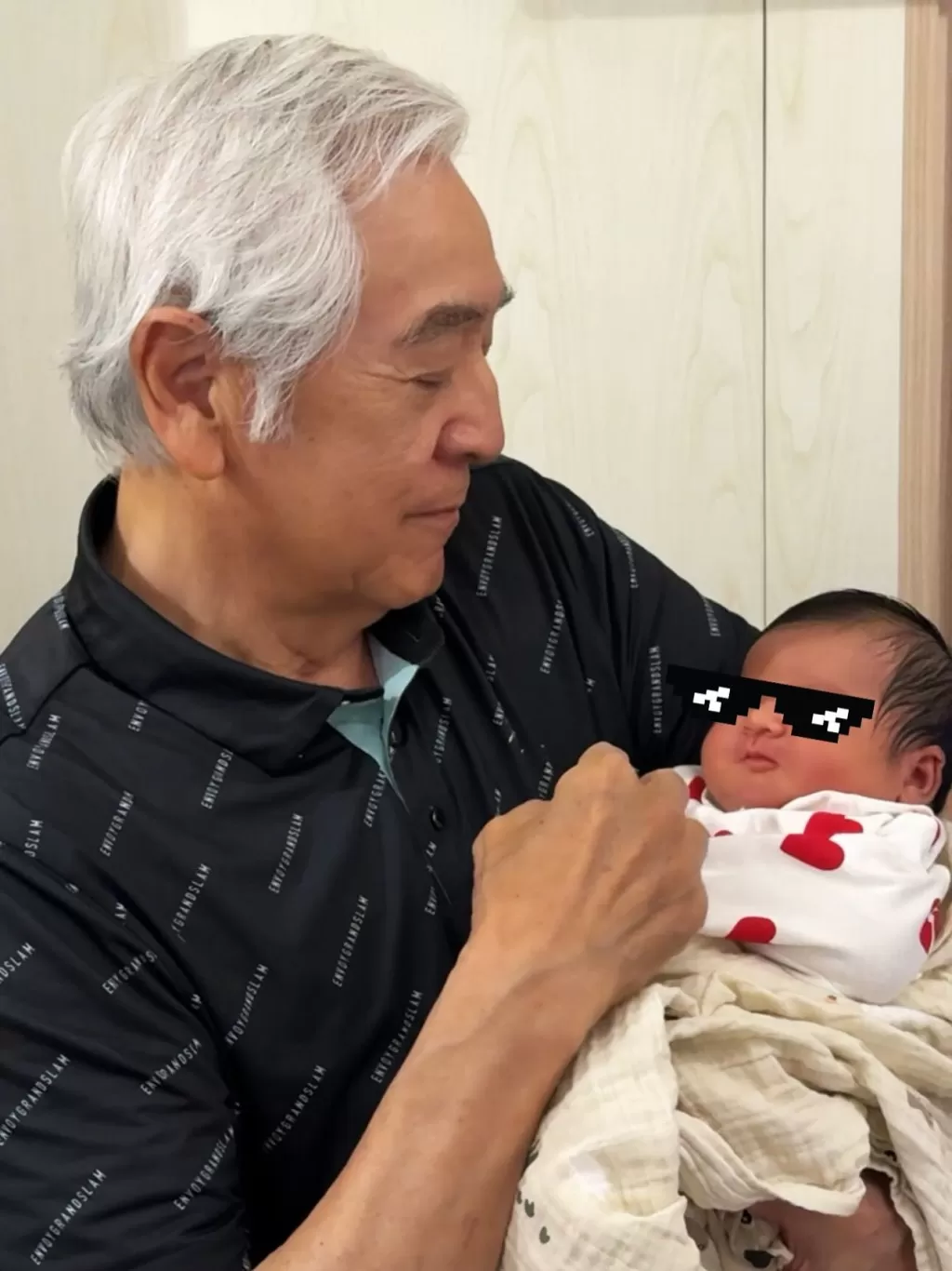 81岁秦沛荣升爷爷  徒手健身展现神级体能  女儿姜丽文惊讶：活得像18岁