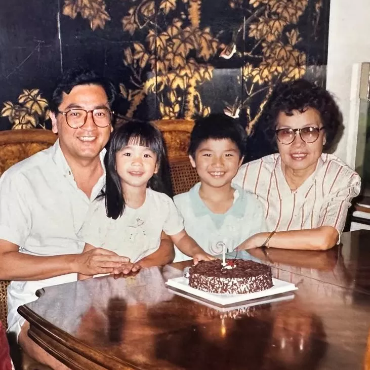 81岁秦沛荣升爷爷  徒手健身展现神级体能  女儿姜丽文惊讶：活得像18岁