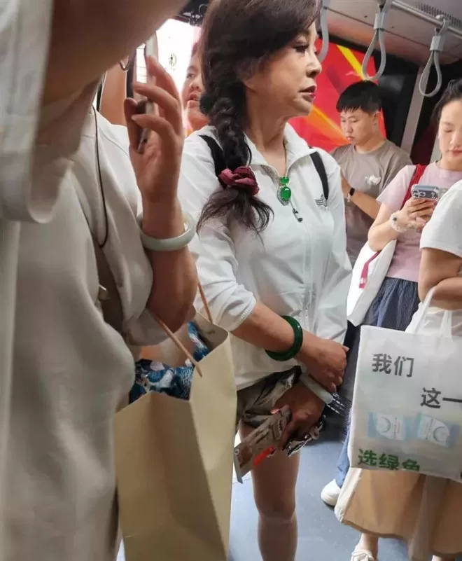 71岁刘晓庆北京挤摆渡车被偶遇,阳绿蛋面翡翠项链绿得晃眼