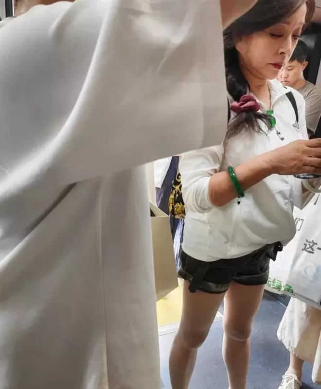 71岁刘晓庆北京挤摆渡车被偶遇,阳绿蛋面翡翠项链绿得晃眼