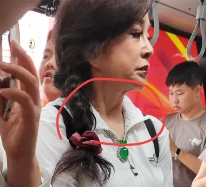 71岁刘晓庆北京挤摆渡车被偶遇,阳绿蛋面翡翠项链绿得晃眼