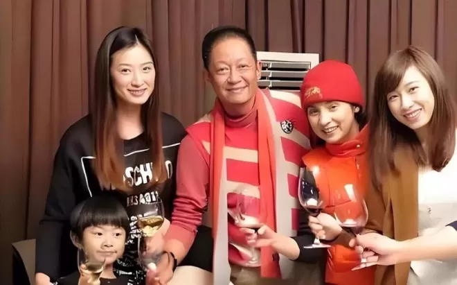 无缝衔接7任女友后,娶了富婆的59岁王志文,今憔悴不堪