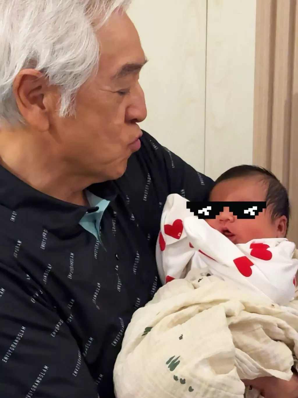 81岁秦沛荣升爷爷  徒手健身展现神级体能  女儿姜丽文惊讶：活得像18岁