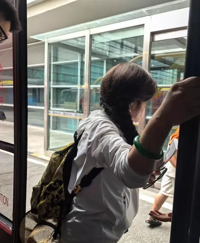 71岁刘晓庆北京挤摆渡车被偶遇,阳绿蛋面翡翠项链绿得晃眼