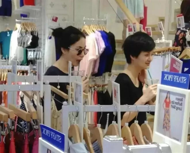 56岁王菲三里屯买衣服被偶遇，素颜冷白皮秒杀网红