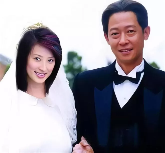 无缝衔接7任女友后,娶了富婆的59岁王志文,今憔悴不堪