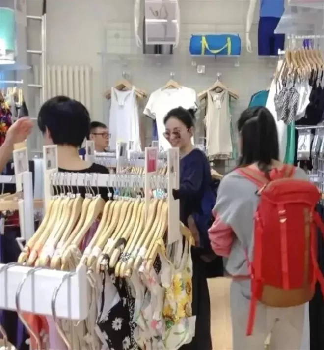 56岁王菲三里屯买衣服被偶遇，素颜冷白皮秒杀网红