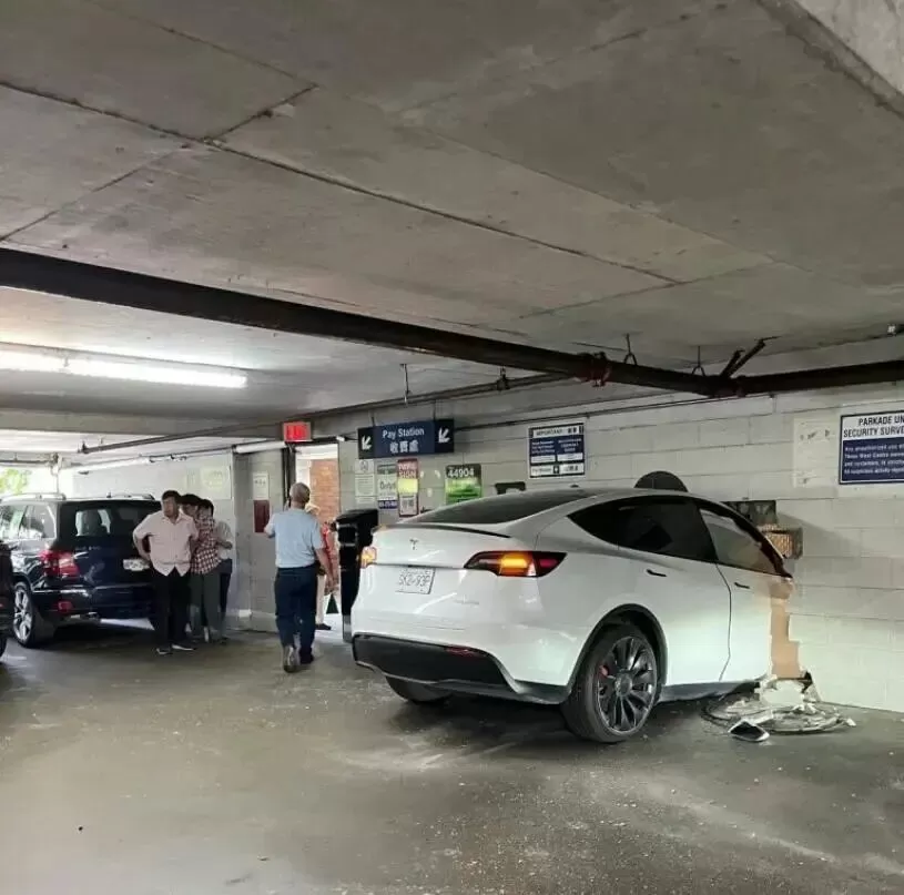 多图！列治文麒麟餐厅停车场遭谁惹谁 被这知名电动车撞得稀巴烂