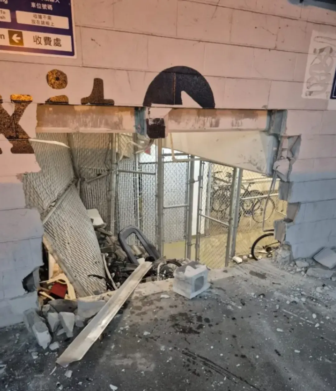 可怕! 知名中餐馆停车场内特斯拉失控 撞穿墙壁满地碎片 半个车身卡洞里!