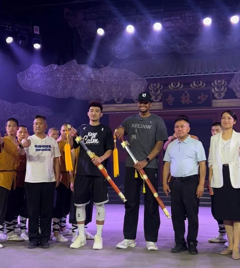 2年来第3人...NBA球星访少林寺 马刺强森获赠宝剑、体验中国功夫