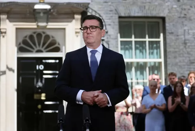 英新首相上任首日：免职前首相旧臣,召回辞职官员