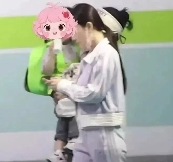"甜馨疑似当姐姐了?"冲上热搜,李小璐被指疑似生二胎