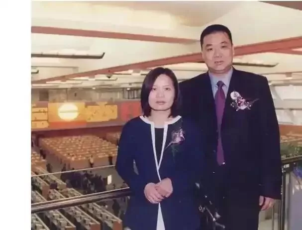 A股史上最大财务造假案，夫妇被判赔14亿
