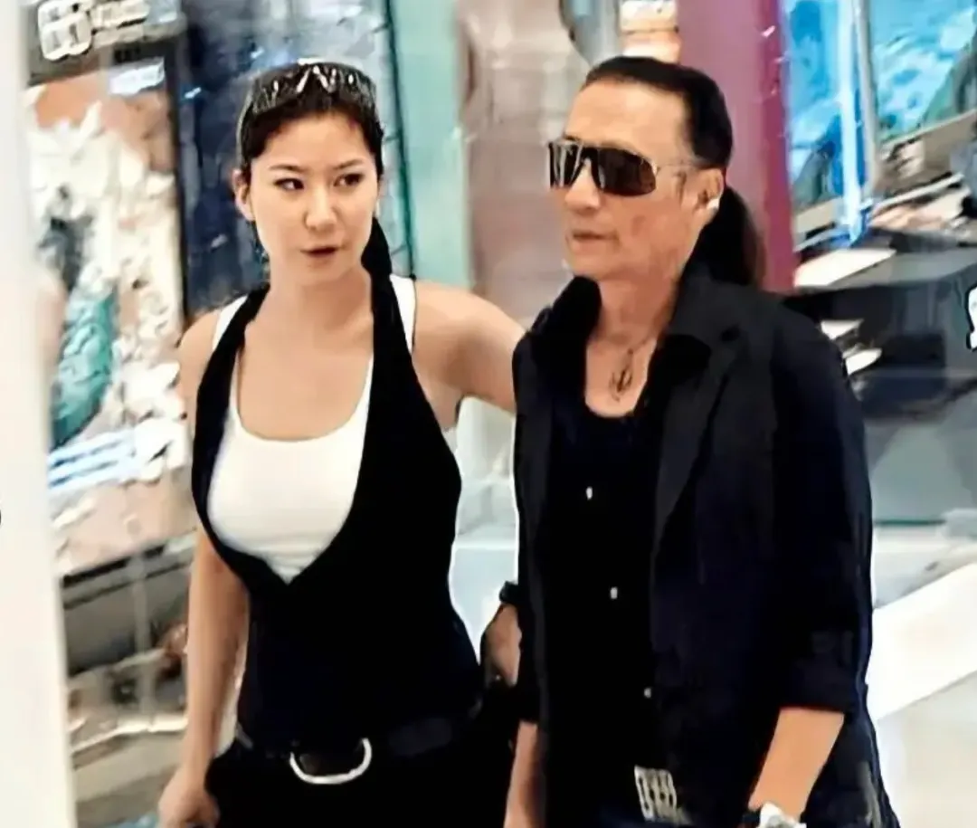 谢贤离世前已失智, 3个保姆24小时照顾; 二婚女儿更洒脱, 未婚生女定居温哥华