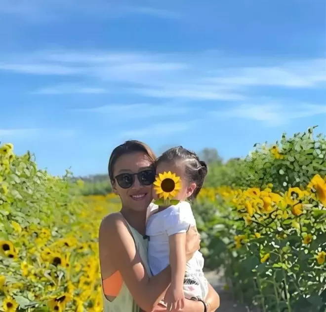 虎父无犬女!18岁早恋,37岁未婚生女,谢婷婷的人生比父兄更洒脱
