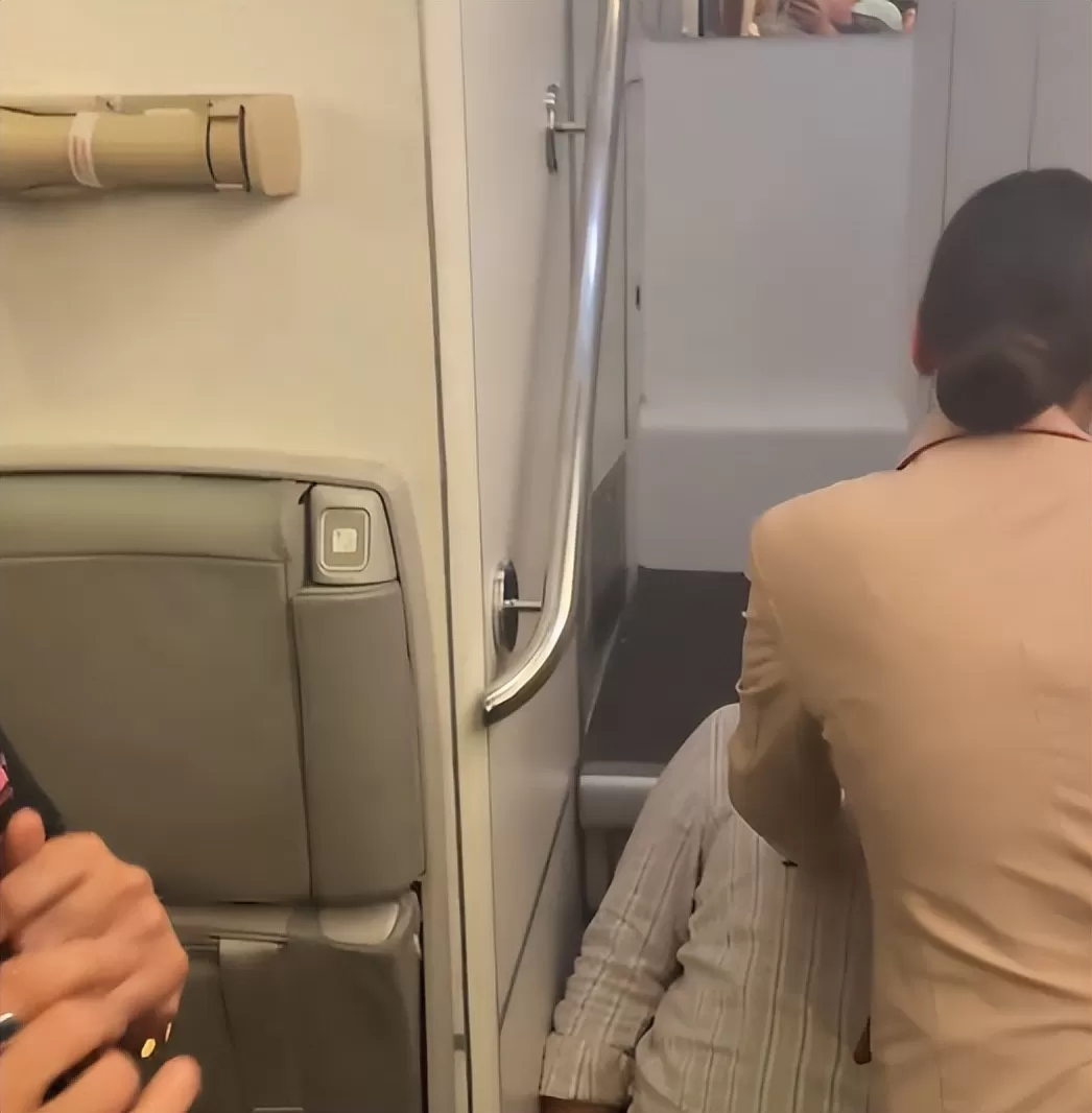 阿联酋航空就“373名乘客被困机舱12小时”致歉：所有乘客均已下机，已安排餐食、酒店住宿等服务，网传边检未让乘客下机的信息不实
