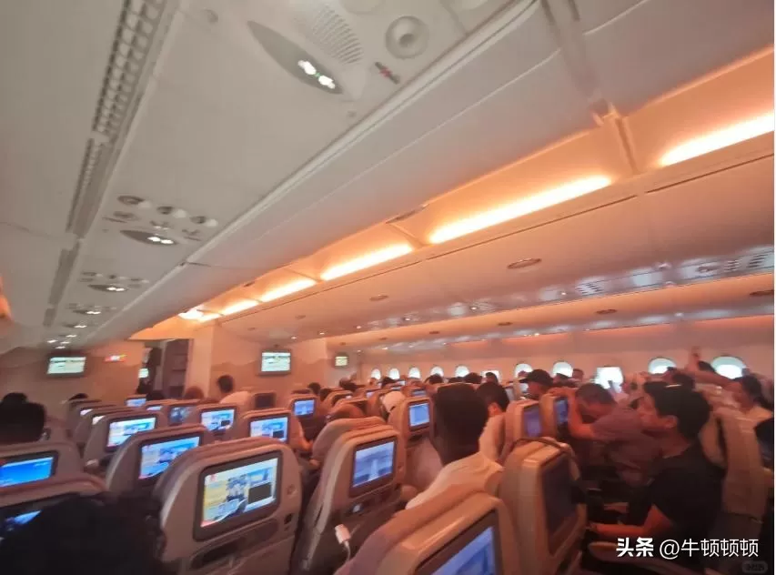 离谱！阿联酋航空A380备降杭州，373人被困10小时，高温多人晕倒