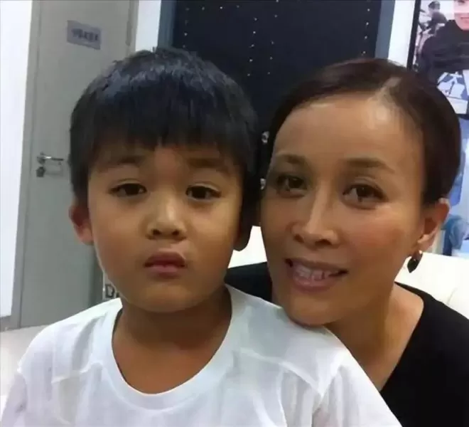 那英18岁儿子一出手,竟挽回她在前夫高峰面前丢掉的尊严