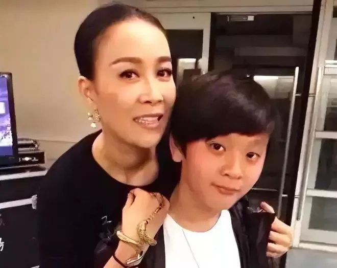 那英18岁儿子一出手,竟挽回她在前夫高峰面前丢掉的尊严