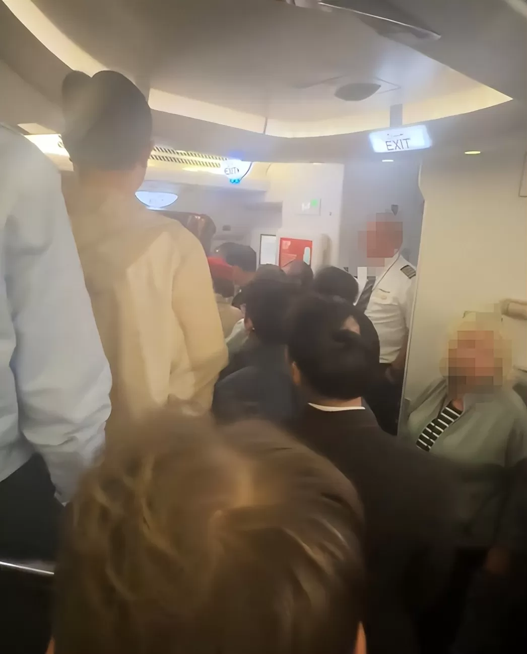 阿联酋航空就“373名乘客被困机舱12小时”致歉：所有乘客均已下机，已安排餐食、酒店住宿等服务，网传边检未让乘客下机的信息不实