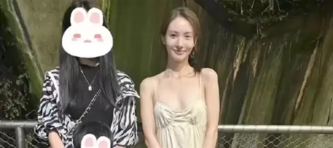 金晨逛街被偶遇！吊带裙露出肚腩