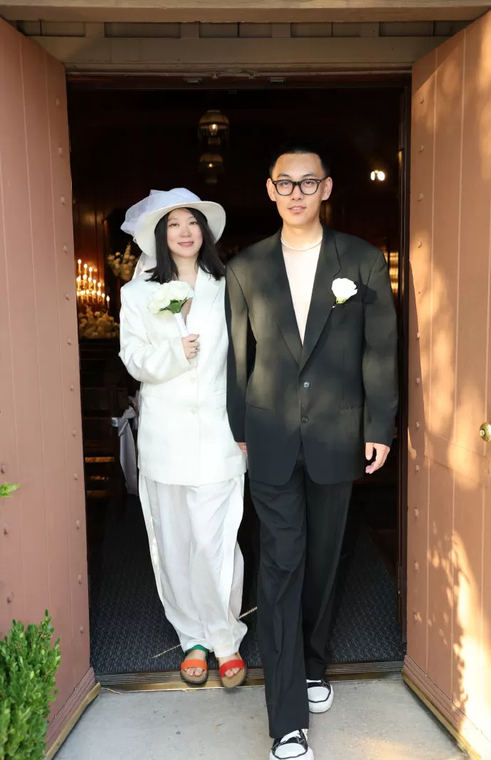 44岁女演员宣布再婚，晒与小15岁老公婚纱照，7年前离婚有个女儿