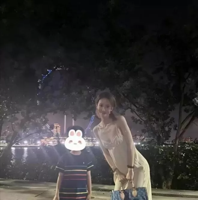 金晨逛街被偶遇！吊带裙露出肚腩