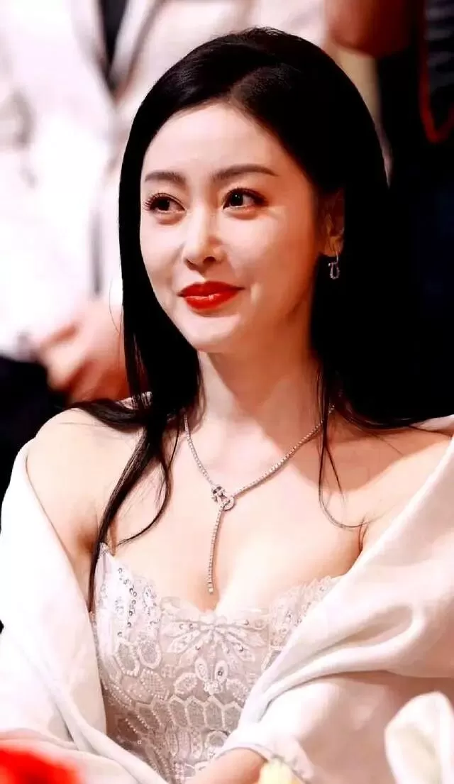 35岁张天爱晒出大暑写真，上演极致自律成熟性感美，网友赞