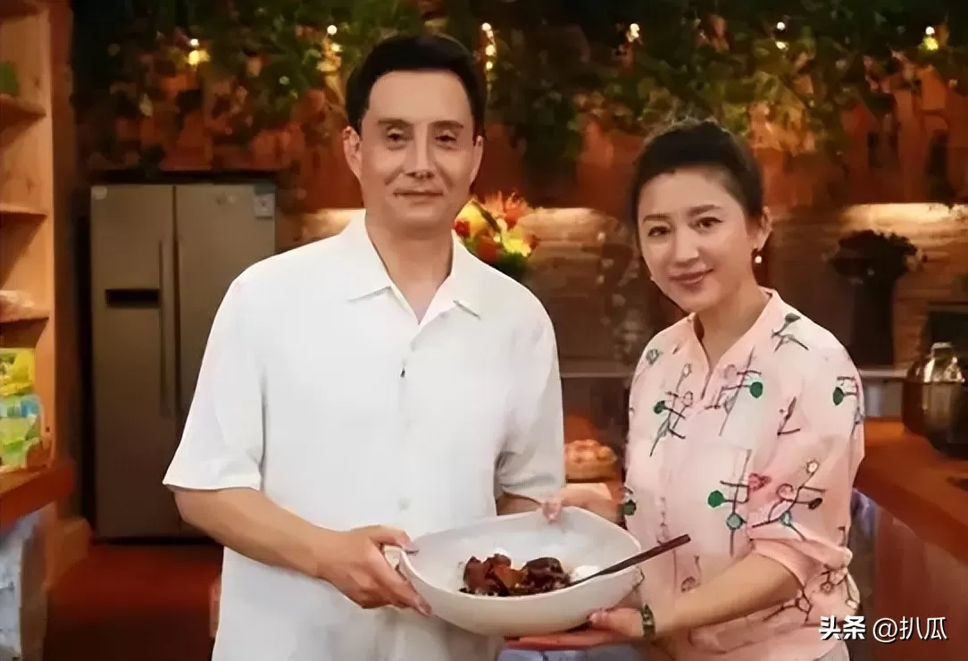 他被谢霆锋打成重伤，发妻6次流产绝情离开，现在街头卖卤肉为生