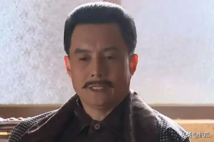 他被谢霆锋打成重伤，发妻6次流产绝情离开，现在街头卖卤肉为生