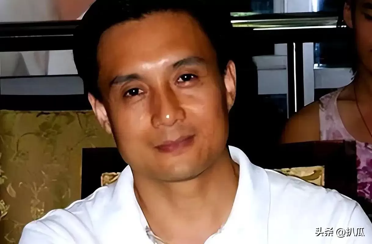 他被谢霆锋打成重伤，发妻6次流产绝情离开，现在街头卖卤肉为生