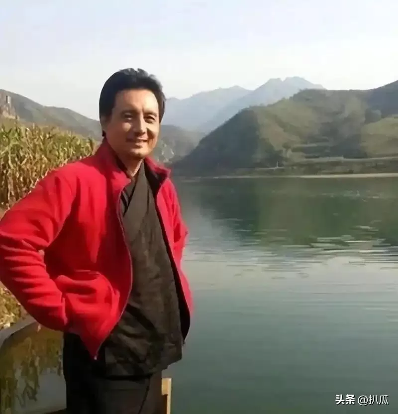 他被谢霆锋打成重伤，发妻6次流产绝情离开，现在街头卖卤肉为生