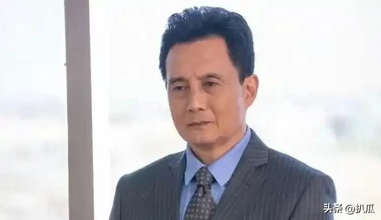 他被谢霆锋打成重伤，发妻6次流产绝情离开，现在街头卖卤肉为生