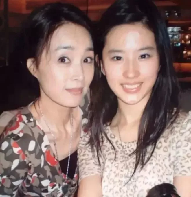 刘亦菲早年跟小姨合影，无美颜滤镜的年代，小姨竟比妈妈还漂亮！