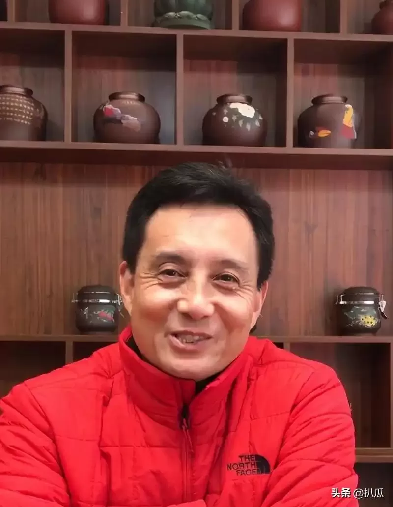 他被谢霆锋打成重伤，发妻6次流产绝情离开，现在街头卖卤肉为生
