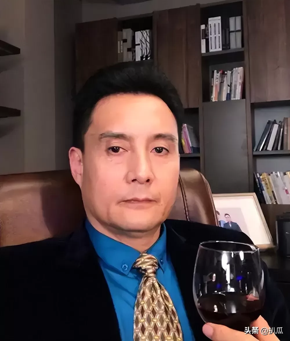 他被谢霆锋打成重伤，发妻6次流产绝情离开，现在街头卖卤肉为生