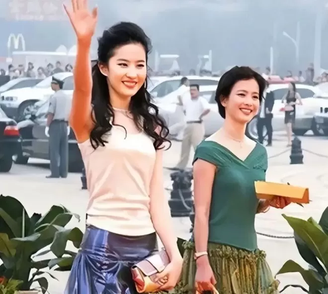 刘亦菲早年跟小姨合影，无美颜滤镜的年代，小姨竟比妈妈还漂亮！