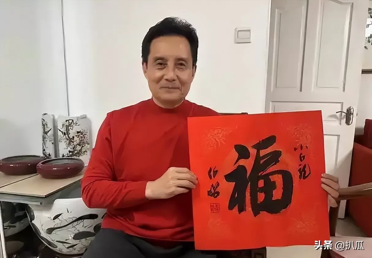 他被谢霆锋打成重伤，发妻6次流产绝情离开，现在街头卖卤肉为生