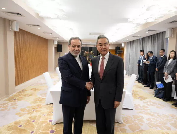 王毅会见伊朗外长阿拉奇：美伊谈判大门既然打开就不应关上