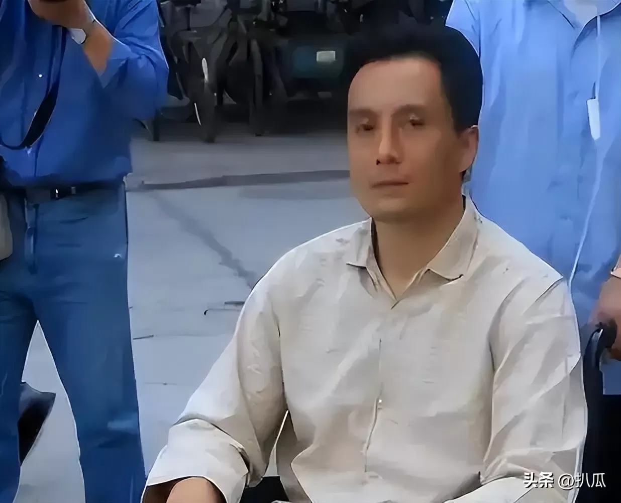 他被谢霆锋打成重伤，发妻6次流产绝情离开，现在街头卖卤肉为生