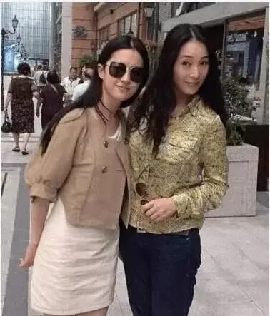 刘亦菲早年跟小姨合影，无美颜滤镜的年代，小姨竟比妈妈还漂亮！