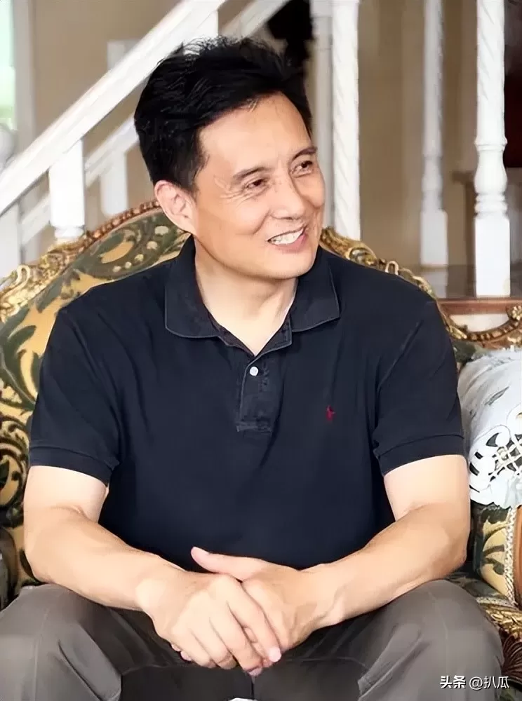 他被谢霆锋打成重伤，发妻6次流产绝情离开，现在街头卖卤肉为生